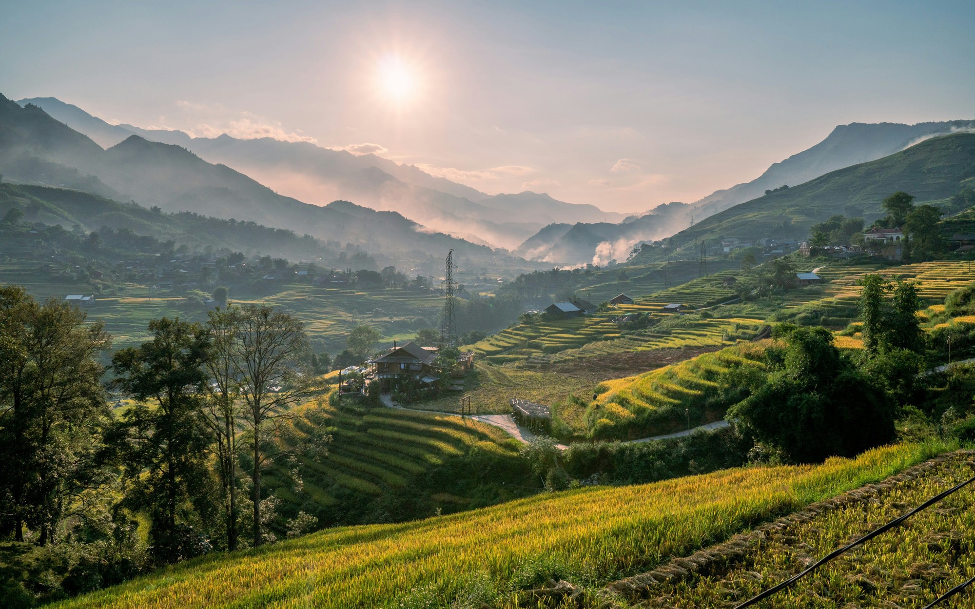 Sa Pa nổi tiếng với những thửa ruộng bậc thang tuyệt đẹp và các bản làng dân tộc đậm nét văn hóa đặc trưng. sapa1.jpg