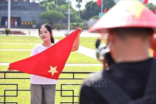 Trang phục và phụ kiện đầy đủ để có được những bức ảnh đẹp, trang trọng trong ngày mừng đất nước độc lập.