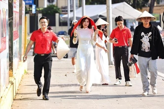 Việc chụp ảnh không chỉ để lưu giữ kỷ niệm mà còn là cách thể hiện tình yêu đất nước, lòng biết ơn của thế hệ trẻ đối với thế hệ đi trước.