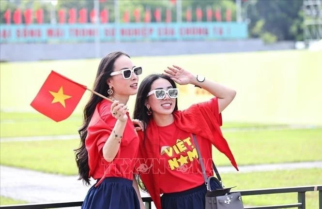 Cờ đỏ sao vàng là những phụ kiện không thể thiếu trong những bức ảnh mừng ngày đại lễ.