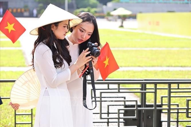 Trang phục áo dài trắng truyền thống được giới trẻ ưa chuộng để chụp hình, lưu giữ những khoảnh khắc ý nghĩa hướng tới kỷ niệm 80 năm Cách mạng tháng Tám thành công và Quốc khánh nước Cộng hòa xã hội chủ nghĩa Việt Nam. Trang phục áo dài trắng truyền thống được giới trẻ ưa chuộng để chụp hình, lưu giữ những khoảnh khắc ý nghĩa hướng tới kỷ niệm 80 năm Cách mạng tháng Tám thành công và Quốc khánh nước Cộng hòa xã hội chủ nghĩa Việt Nam.