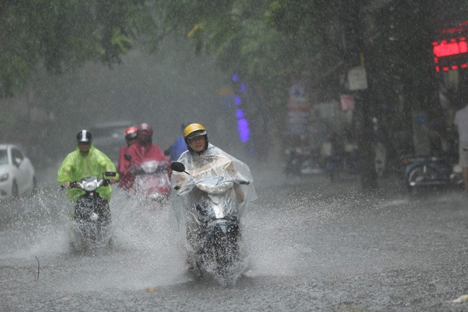 Nhiều khu vực Bắc Bộ và Trung Bộ có mưa vừa, mưa to. mua-boa.jpg