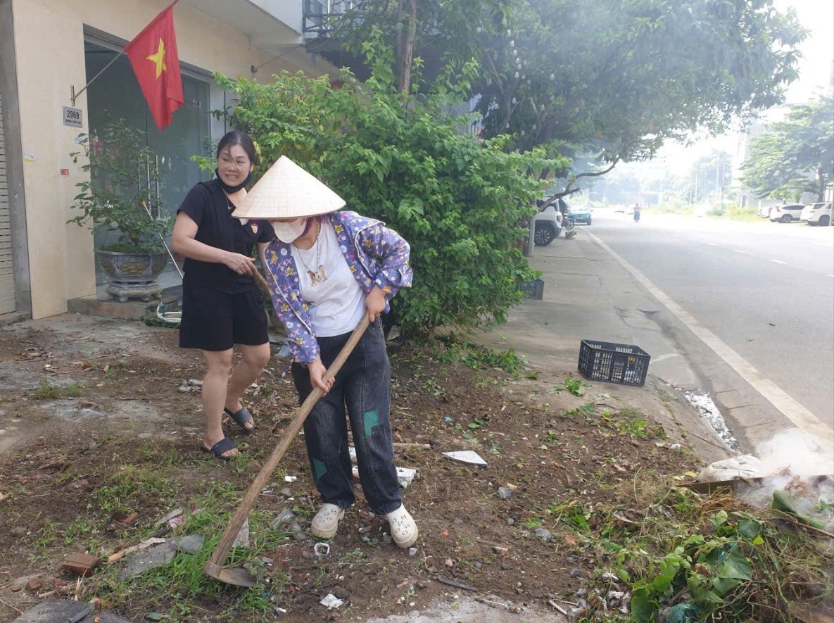 Người dân tích cực hưởng ứng phong trào toàn dân chung tay thu gom rác thải, bảo vệ môi trường. z6888496489215-25c2f1143caeb310f7325a42125073ac.jpg