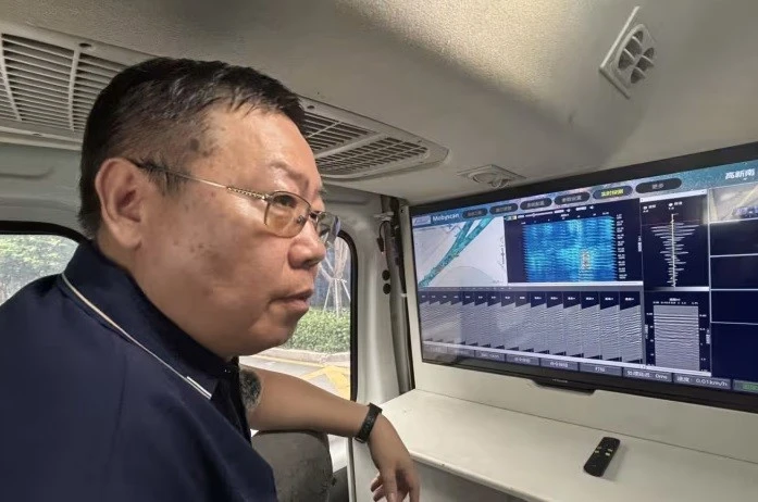 Ông Zhi Haiyan bên thiết bị phát hiện sớm hố tử thần.