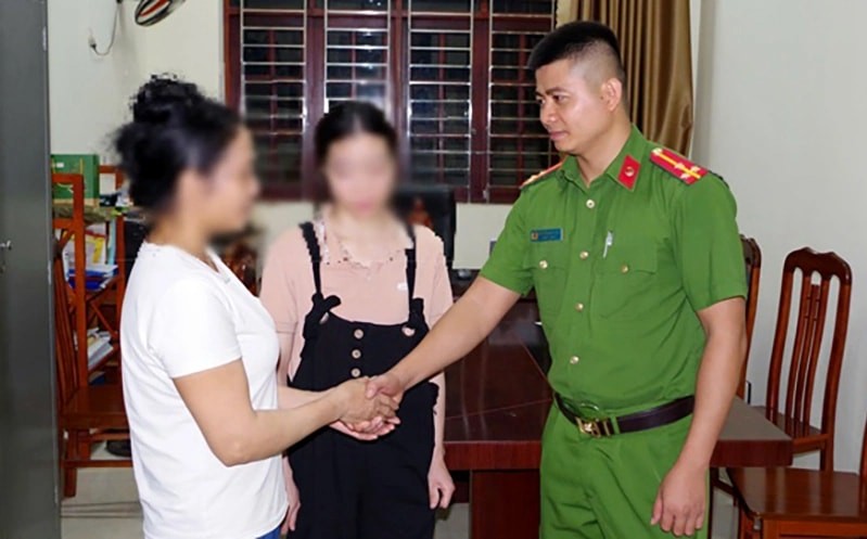 Lực lượng Công an giải cứu kịp thời nạn nhân bị bắt cóc online và bàn giao cho gia đình. lua-dao.jpg