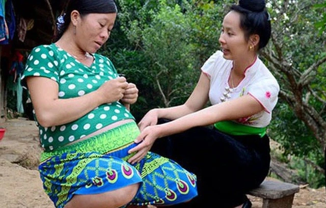 Cô đỡ thôn bản là điểm tựa cho các bà mẹ và trẻ em vùng cao.