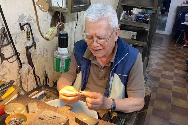 Ông Nguyễn Chí Thành, thợ kim hoàn phố Hàng Bạc. Ông Nguyễn Chí Thành, thợ kim hoàn phố Hàng Bạc.