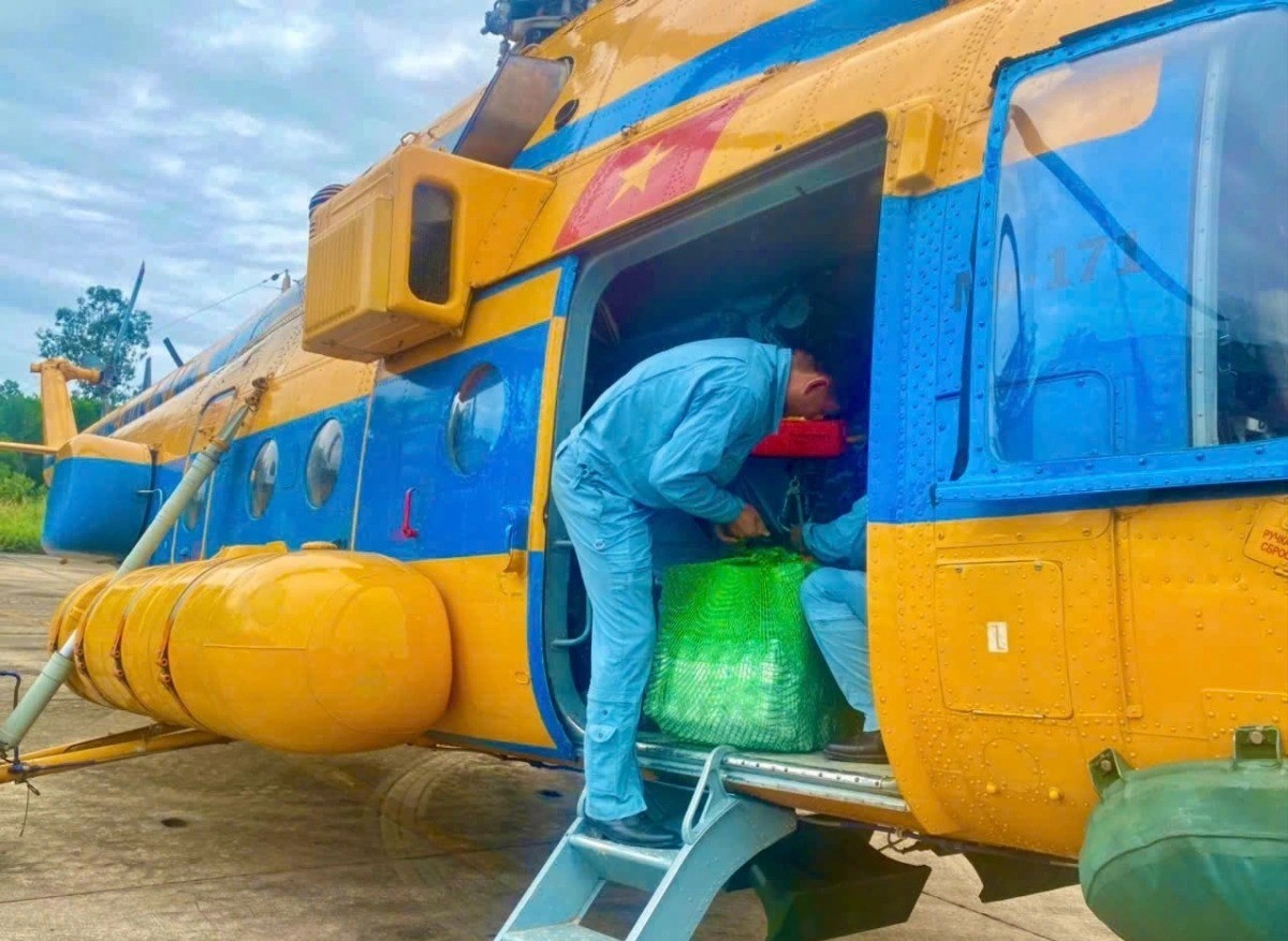 Các chiến sĩ vận chuyển lương thực từ trực thăng. truc-thang-2-1-9887.jpg