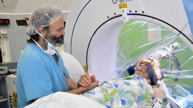 Tiến sỹ Udi Bonshtein và bệnh nhân được phẫu thuật thôi miên. phau-thuat.jpg