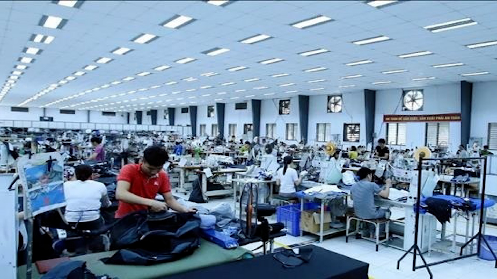 Sản xuất các mặt hàng may mặc xuất khẩu tại Công ty TNHH Kydo Việt Nam có vốn đầu tư Hàn Quốc (Khu công nghiệp Phố nối A, Hưng Yên). may-mac.jpg