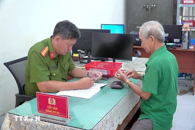 Người dân đến làm các thủ tục về đăng ký xe tại phường Tân Thành (tỉnh Cà Mau).