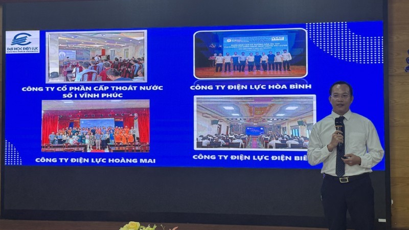 Diễn giả trao đổi cùng sinh viên tại talkshow “Upgrade: Sự nghiệp 4.0”. 40.jpg