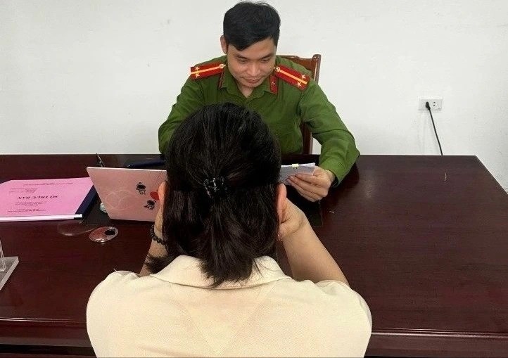 Một nạn nhân trình báo bị lừa đảo chiếm đoạt tài sản qua mạng. nhan-vien-dien-luc-398.jpg