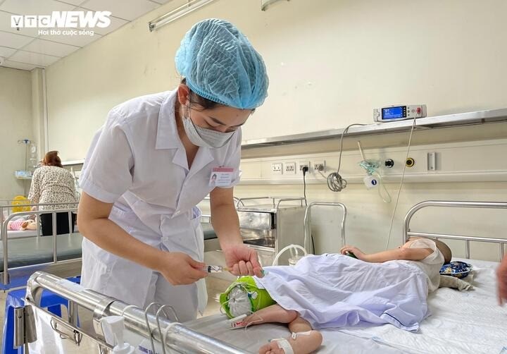 Nhân viên y tế chăm sóc sức khoẻ cho bệnh nhi tại bệnh viện tuyến trung ương. nhan-vien-y-te-14272093.jpg