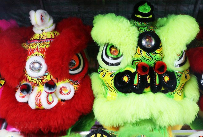 Đầu lân loại lớn và nhiều màu sắc của anh Trương Như Rem, đường Trần Hưng Đạo, phường Phú Xuân, thành phố Huế. lan.jpg
