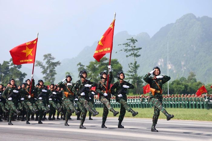 Khối Binh chủng tăng thiết giáp tham gia tổng hợp luyện. Khối Binh chủng tăng thiết giáp tham gia tổng hợp luyện.