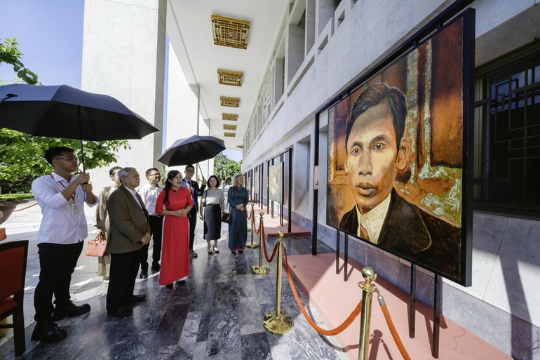 Nhà thơ Nguyễn Khoa Điềm, nguyên Ủy viên Bộ Chính trị, nguyên Bí thư Trung ương Đảng, nguyên Trưởng Ban Tư tưởng - Văn hóa Trung ương chiêm ngưỡng các tác phẩm về Chủ tịch Hồ Chí Minh tại Triển lãm "Mùa xuân độc lập" của Chu Nhật Quang. Nhà thơ Nguyễn Khoa Điềm, nguyên Ủy viên Bộ Chính trị, nguyên Bí thư Trung ương Đảng, nguyên Trưởng Ban Tư tưởng - Văn hóa Trung ương chiêm ngưỡng các tác phẩm về Chủ tịch Hồ Chí Minh tại Triển lãm "Mùa xuân độc lập" của Chu Nhật Quang.
