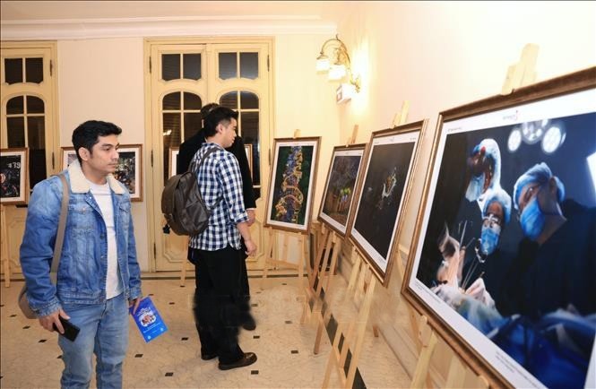 Khách tham quan triển lãm ảnh cuộc thi "Việt Nam hạnh phúc - Happy Vietnam" năm 2024. hanh-phuc-vn-2957-4197.jpg
