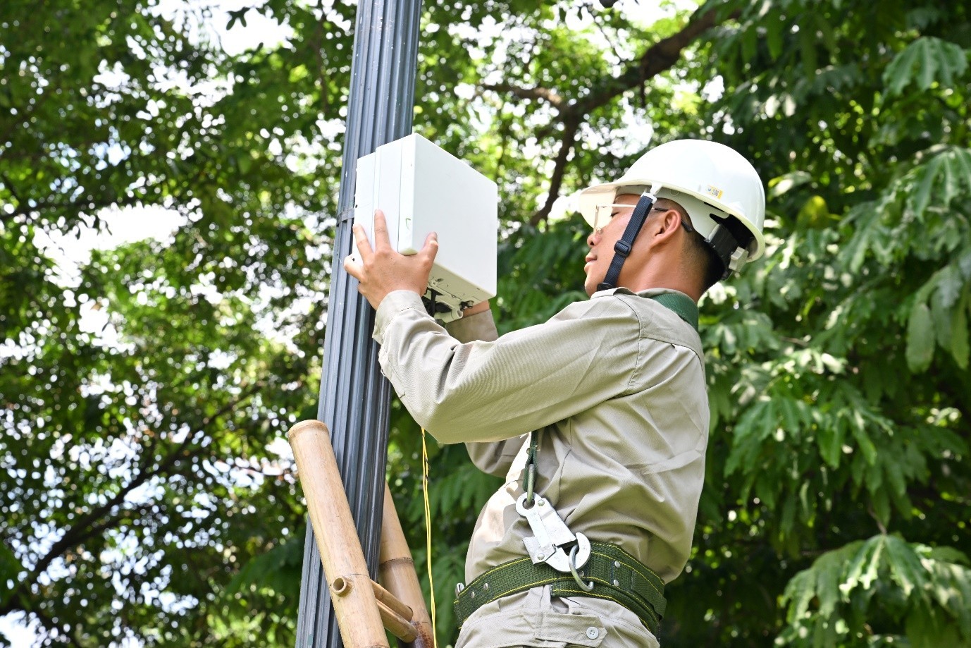 Lần đầu tiên tại Việt Nam, 1.200 trạm nhỏ 5G (smallcell 5G) được triển khai tại các địa điểm tập trung đông người. Lần đầu tiên tại Việt Nam, 1.200 trạm nhỏ 5G (smallcell 5G) được triển khai tại các địa điểm tập trung đông người.