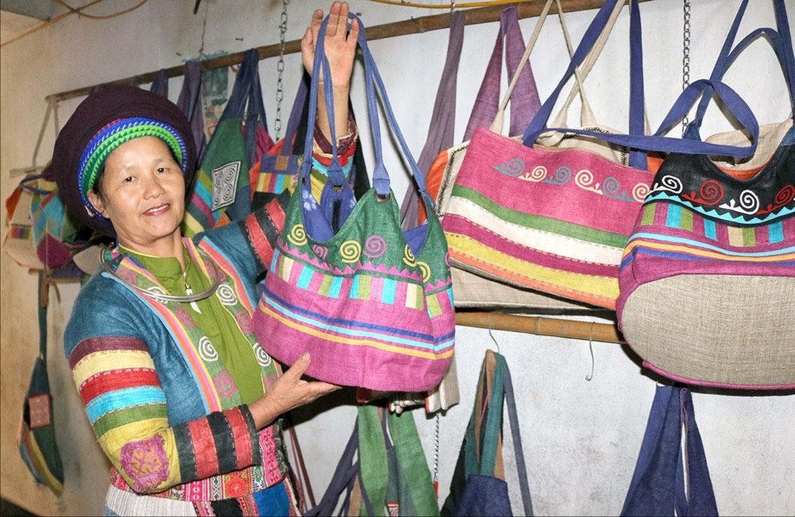 Bà Vàng Thị Mai giới thiệu sản phẩm của Hợp tác xã Vải lanh Lùng Tám. 18-7-phu-nu-mong-2-7821.jpg