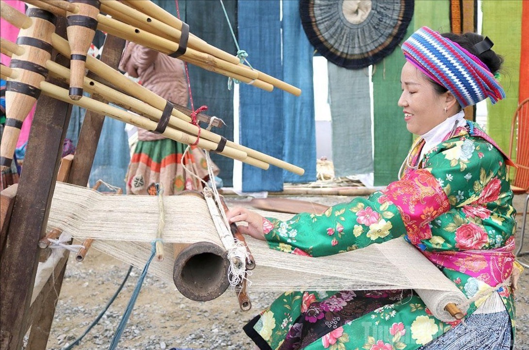 Phụ nữ dân tộc Mông dệt vải lanh truyền thống. 18-7-phu-nu-mong-1-7185.jpg