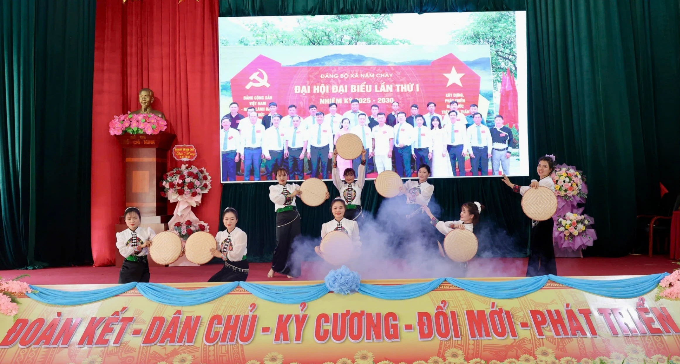 Tiết mục văn nghệ chào mừng đại hội.