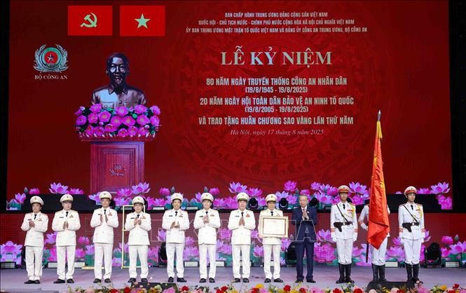 Tổng Bí thư Tô Lâm trao Huân chương Sao vàng lần thứ 5 tặng lực lượng Công an nhân dân. Tổng Bí thư Tô Lâm trao Huân chương Sao vàng lần thứ 5 tặng lực lượng Công an nhân dân.