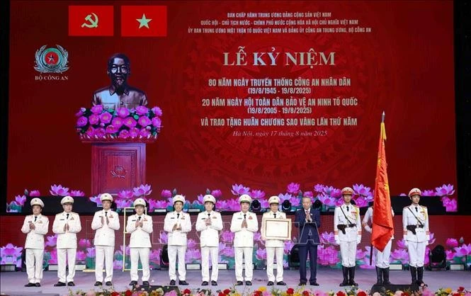 Tổng Bí thư Tô Lâm trao Huân chương Sao vàng lần thứ 5 tặng lực lượng Công an nhân dân.