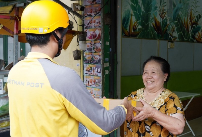 Đồng hành cùng chính quyền địa phương, từ ngày 1/7/2025, hơn 8.000 cán bộ, nhân viên Bưu điện đã được huy động hỗ trợ tiếp nhận hồ sơ, trả kết quả thủ tục hành chính tại UBND cấp xã sau điều chỉnh địa giới hành chính. 18-7-buu-dien-xa-4218.jpg