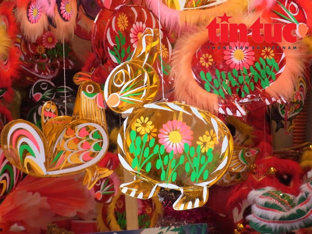 Chiếc đèn con thỏ bằng giấy bóng kính quen thuộc, gợi nhớ về ký ức Trung thu xưa đầy ắp kỷ niệm. Chiếc đèn con thỏ bằng giấy bóng kính quen thuộc, gợi nhớ về ký ức Trung thu xưa đầy ắp kỷ niệm.