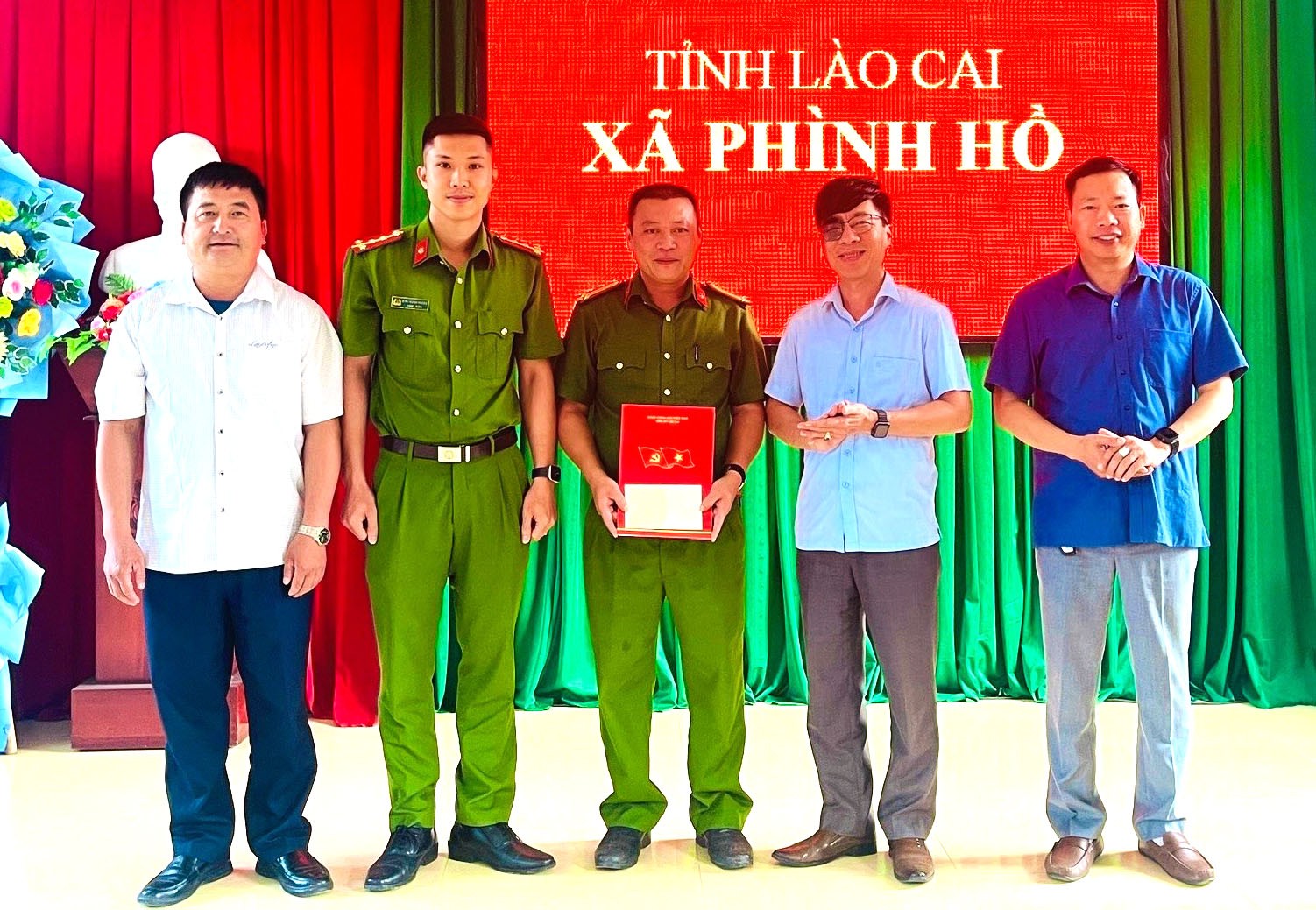 Thường trực Đảng ủy, UBND xã Phình Hồ trao khen thưởng cho tập thể Công an xã. cax.jpg