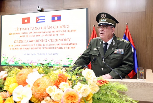 Bộ trưởng Bộ Nội vụ Cuba Lázaro Alberto Álvarez Casas khẳng định, những phần thưởng trên thể hiện sự ghi nhận những đóng góp của lực lượng CAND Việt Nam trong quan hệ hữu nghị, hợp tác với lực lượng Nội vụ Cuba Bộ trưởng Bộ Nội vụ Cuba Lázaro Alberto Álvarez Casas khẳng định, những phần thưởng trên thể hiện sự ghi nhận những đóng góp của lực lượng CAND Việt Nam trong quan hệ hữu nghị, hợp tác với lực lượng Nội vụ Cuba