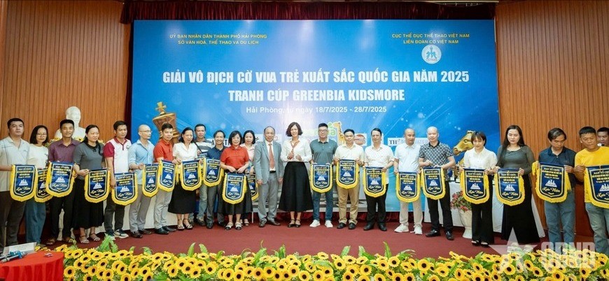 Ban tổ chức trao cờ lưu niệm tặng đại diện các đoàn tham dự giải. co-vua-1-1210.jpg
