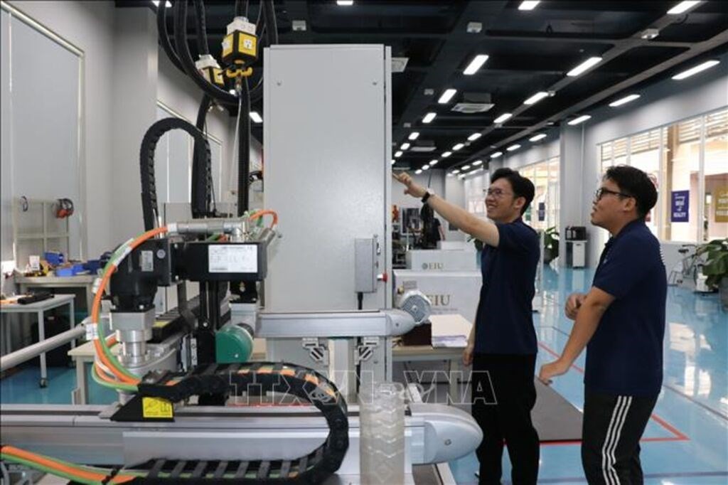 Nguồn nhân lực chất lượng cao đáp ứng kỷ nguyên đổi mới, sáng tạo, chuyển đổi mô hình tăng trưởng. Nguồn nhân lực chất lượng cao đáp ứng kỷ nguyên đổi mới, sáng tạo, chuyển đổi mô hình tăng trưởng.