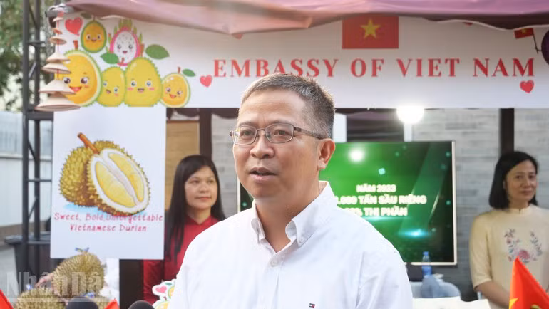 Đại sứ Phạm Thanh Bình trả lời phóng viên thường trú Báo Nhân Dân tại Trung Quốc.