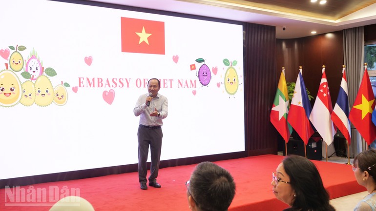 Tham tán Kinh tế Đại sứ quán Việt Nam Lê Trung Kiên giới thiệu sầu riêng Việt Nam. Tham tán Kinh tế Đại sứ quán Việt Nam Lê Trung Kiên giới thiệu sầu riêng Việt Nam.