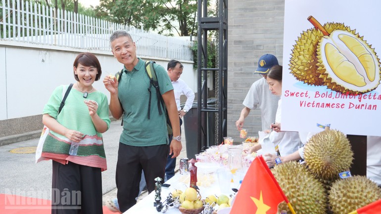 Khách mời thưởng thức sản phẩm sầu riêng tại gian hàng Việt Nam. Khách mời thưởng thức sản phẩm sầu riêng tại gian hàng Việt Nam.