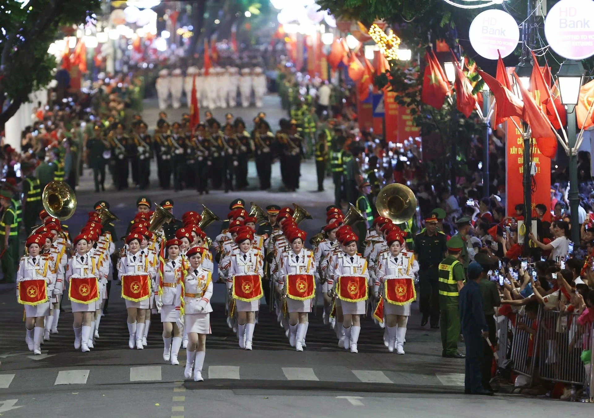 Khối nữ quân nhạc trên tuyến phố Tràng Tiền.