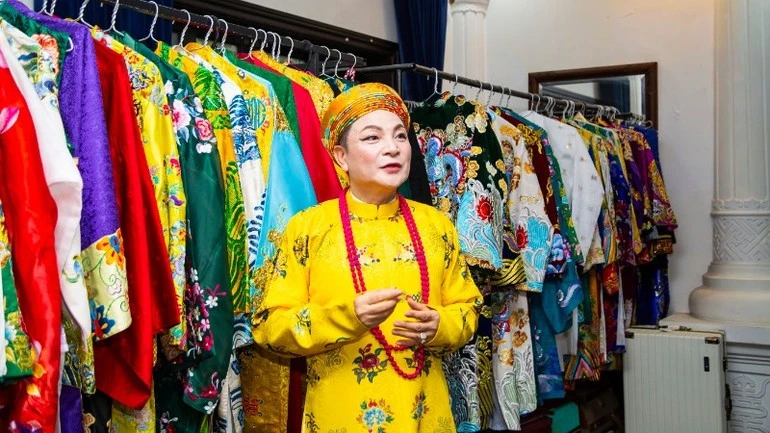 Nghệ nhân, đồng thầy Nguyễn Đức Hiển giới thiệu về các trang phục hầu đồng.