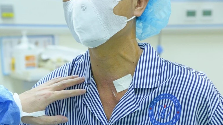 Khối hạch được phá hủy hoàn toàn nhờ tác động nhiệt từ sóng cao tần, không cần phẫu thuật mở hay nằm viện kéo dài. Sau thủ thuật, bệnh nhân tỉnh táo, không đau, không ghi nhận biến chứng và được ra viện trong ngày.