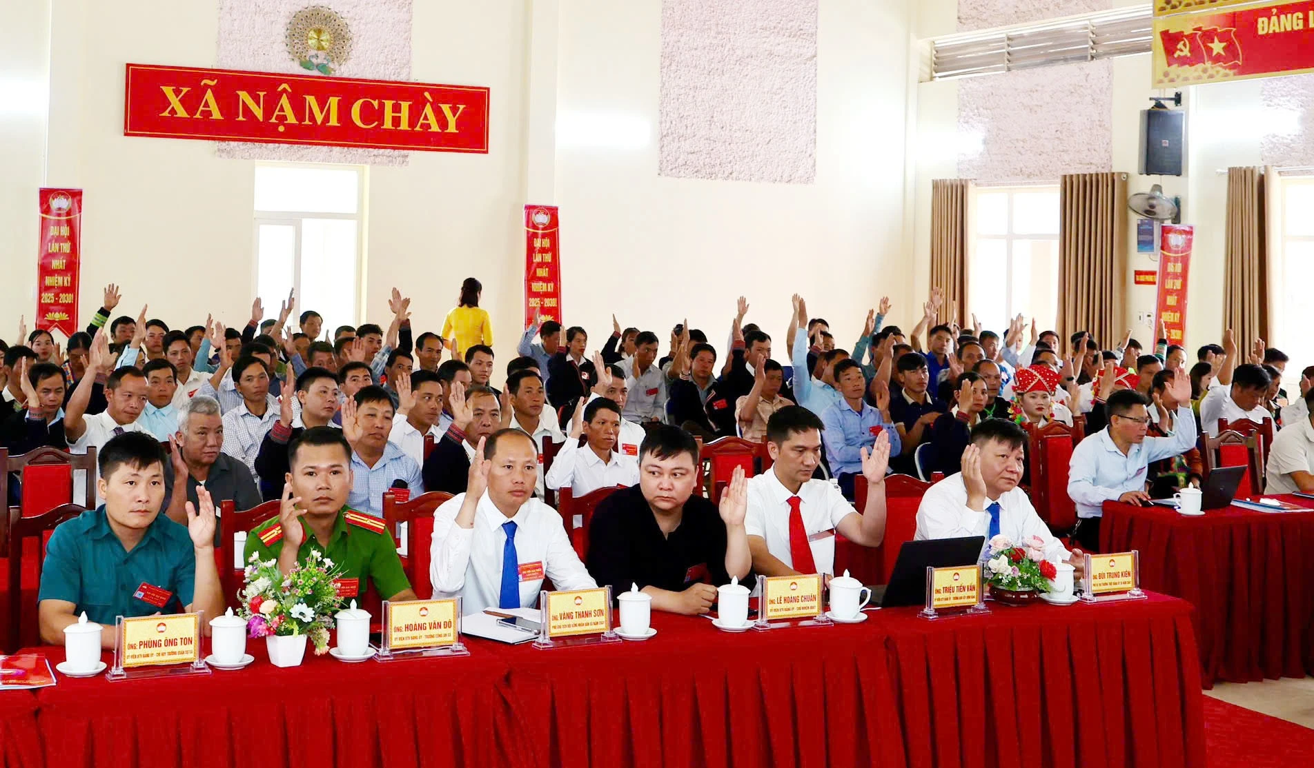 Các đại biểu biểu quyết thông nghị quyết đại hội.