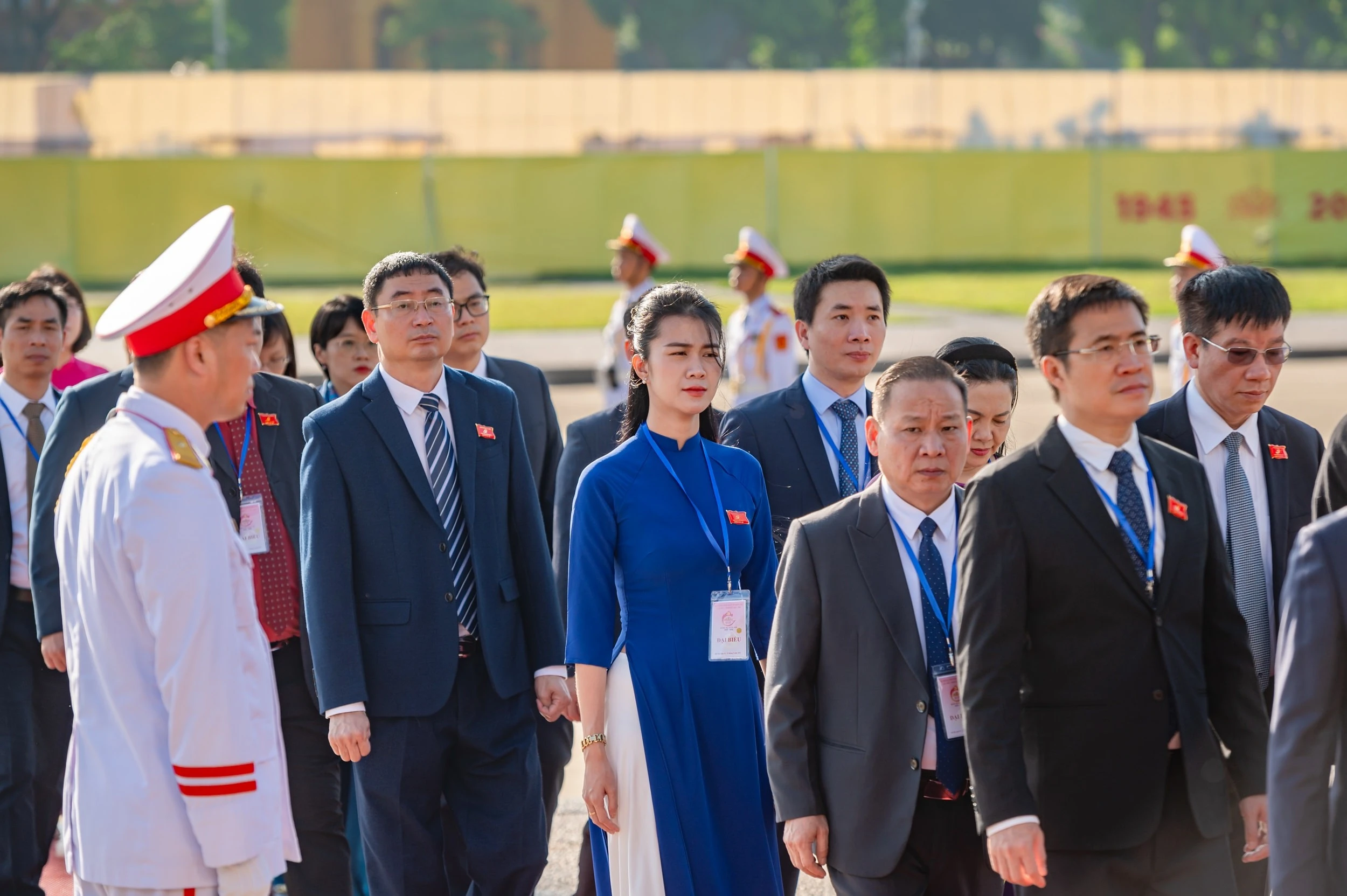 Các đại biểu dự Đại hội Đảng bộ Quốc hội vào Lăng viếng Chủ tịch Hồ Chí Minh.