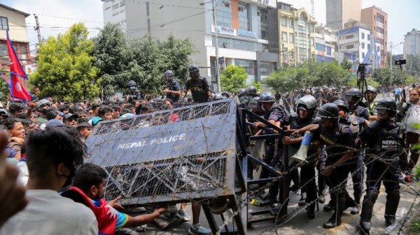 Cảnh sát ngăn dòng người biểu tình bạo loạn phản đối Chính phủ tại thủ đô Kathmandu, Nepal ngày 8/9/2025. nepal.jpg