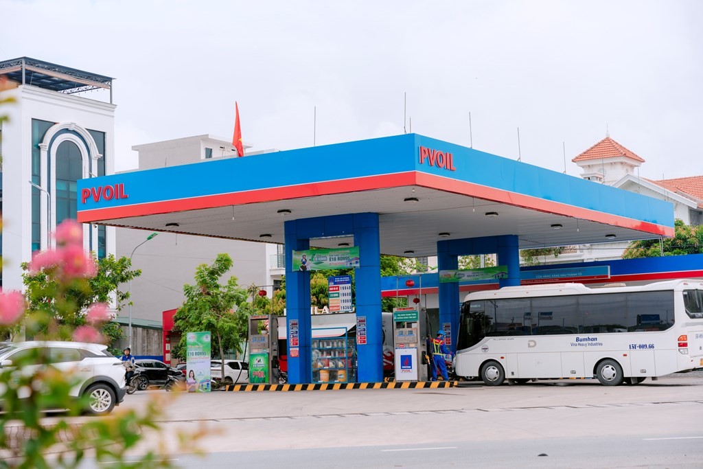 Đổ xăng E10 tại cây xăng PVOIL Thái Thịnh, Hà Nội. Ảnh: A.N/Bnews/vnanet.vn Đổ xăng E10 tại cây xăng PVOIL Thái Thịnh, Hà Nội. Ảnh: A.N/Bnews/vnanet.vn