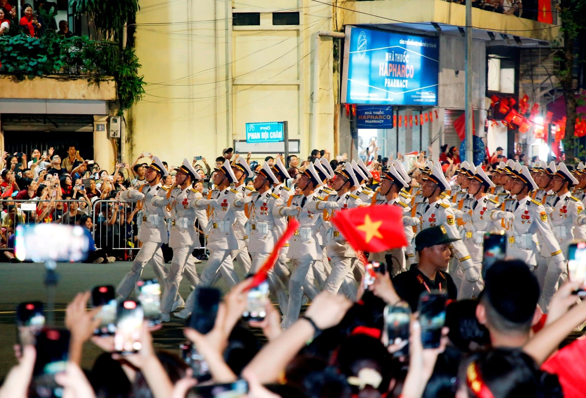 Dù phải chờ đợi nhiều giờ, người dân Thủ đô vẫn tràn đầy háo hức, mong muốn được trực tiếp chứng kiến các lực lượng diễu binh, diễu hành, thể hiện sức mạnh và truyền thống đoàn kết của dân tộc.