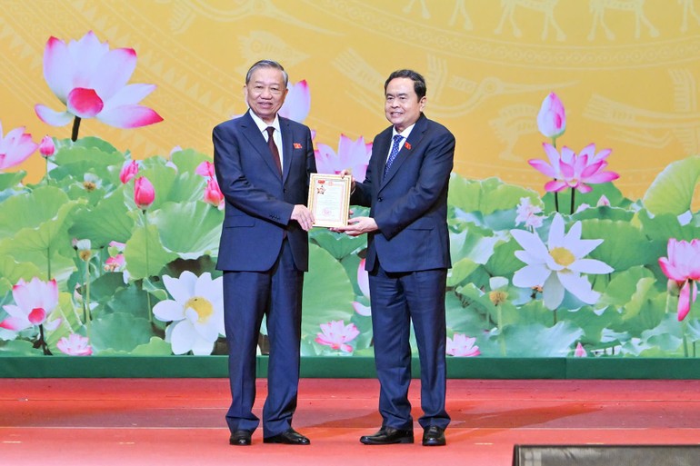 Chủ tịch Quốc hội Trần Thanh Mẫn trao tặng Tổng Bí thư Tô Lâm kỷ niệm chương “Vì sự nghiệp Quốc hội Việt Nam”. qh-3.jpg