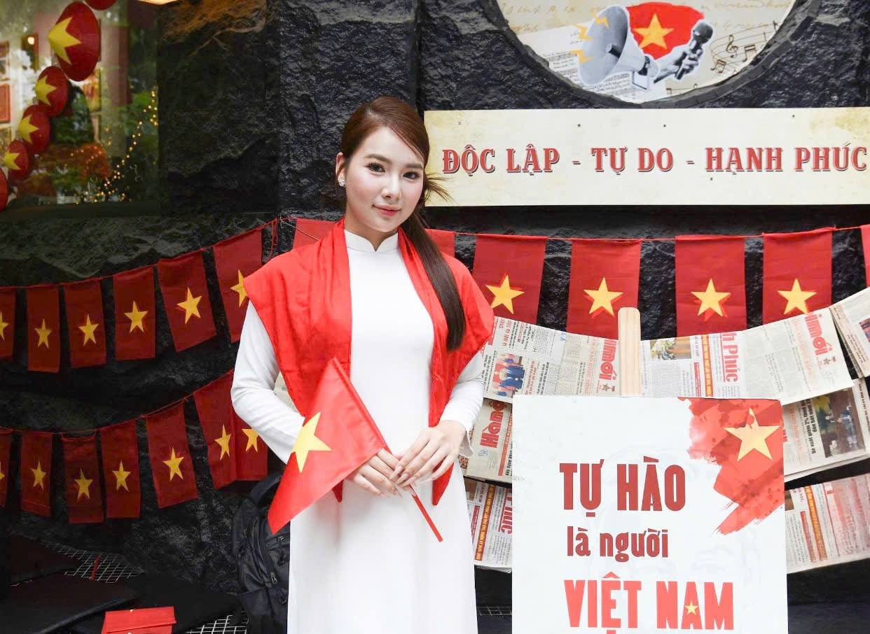 Những ngày cuối tuần, lượng khách tới check-in tại quán cafe trên phố Võ Văn Dũng cũng rất đông, có những ngày ghi nhận tới trên 500 lượt khách. Những ngày cuối tuần, lượng khách tới check-in tại quán cafe trên phố Võ Văn Dũng cũng rất đông, có những ngày ghi nhận tới trên 500 lượt khách.