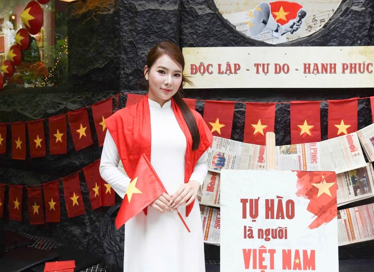 Những ngày cuối tuần, lượng khách tới check-in tại quán cafe trên phố Võ Văn Dũng cũng rất đông, có những ngày ghi nhận tới trên 500 lượt khách.