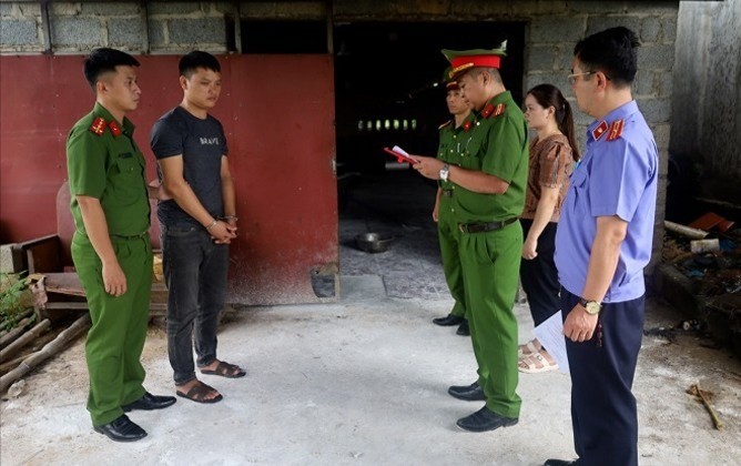Cơ quan điều tra khám xét cơ sở giết mổ của đối tượng Nông Văn Chung. mua-lon-1-9912.jpg