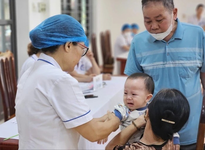 Trẻ dưới 6 tuổi chưa được cấp thẻ BHYT nhưng có giấy chứng sinh hoặc giấy khai sinh thì được làm thủ tục khám chữa bệnh BHYT và được quỹ BHYT thanh toán đầy đủ trong phạm vi quyền lợi như người có thẻ 13-7-the-bao-hiem-9361.jpg